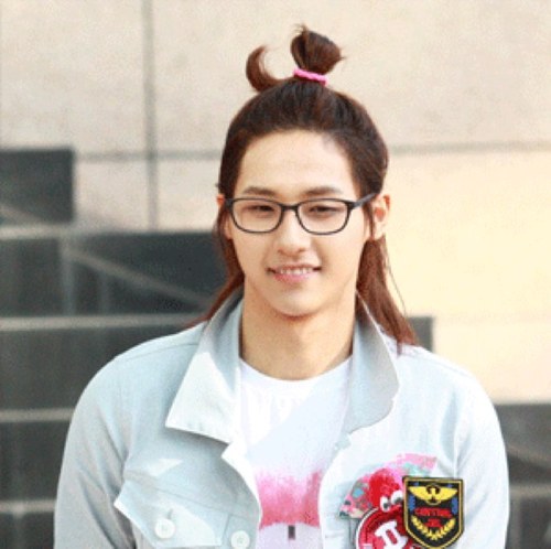 อันยองครับทุกคน...ผมชินวูผมเป็นคนพูดไม่เก่ครับ....แนะนําผมด้วยนะฮะ^__^