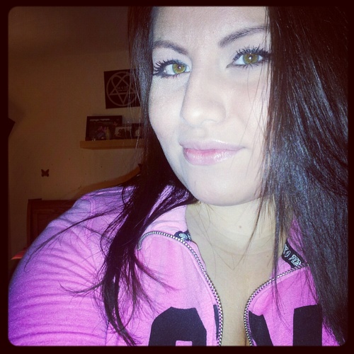 Im a fun loving girl who loves her music, cooking, laughing, taking pictures and surrounding myself with people who love me!! ;)
