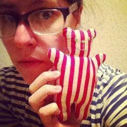 elanafishbein's profile picture. A person with friends.