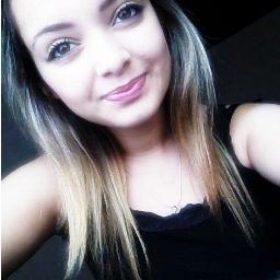 Eu choro. Eu me decepciono. Eu sorrio. Eu rio. Eu amo. Eu brigo. Eu xingo. Eu me irrito. Eu fico triste. Eu erro. Eu sou humano.