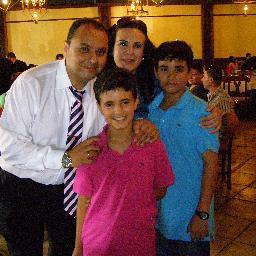 niño pequeño listo y jugador de futbol