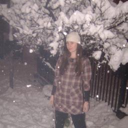Sou super feminina, tenho 32 anos, amo maquiagem , moda e novidades
