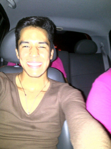 Cesar Zerate, lo de mas no te interesa. Sigueme y te seguire. Soy chevere cuando duermo.