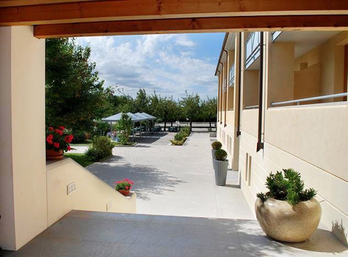 L'Hotel Primavera, costruito nel '68 e ampliato nel corso degli anni per offrire maggior classe e comfort agli ospiti, è situato al centro delle Tre Venezie.