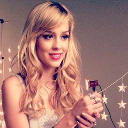 Sou fã,do seu jeito
sou fã da sua roupa
Sou Fã desse sorriso estampado em sua boca
Sou Fã dos teus olhos
E com Vc sou fã da vida ♥ @sophiaabrahao