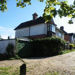 A friendly, relaxed, family run B&B ideally situated in the heart of the New Forest.  Situated in a quiet leafy gravel track close to Lyndhurst High Street