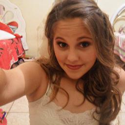 Vive menina. Vive. Porque o tempo cura, e traz pra vida da gente um motivo maior pra seguir. Acredite: O passado não tem volta, e nada dói pra sempre.