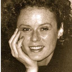 elke235's profile picture. Cross over thinking, cross over acting, cross over feeling.
A catalyst, triggering at times what's underneath.
Searching for the universal and the rare.