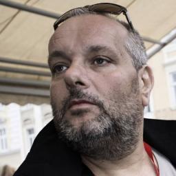 Journalist, meningsudveksler og er til såvel teknik som poesi og foretrækker varme vanter om vinteren. tweeter som privatperson.