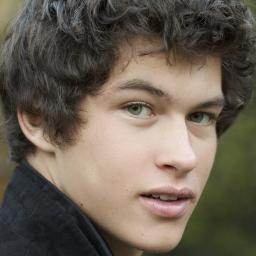 Tiberius, Tibs. De Los Angeles. Nefilim con una parte de hada.16 años. De ojos grises y pelo negro.Gemelo de @LivvyB_CS ←mata a todo el que me mira extrañamente