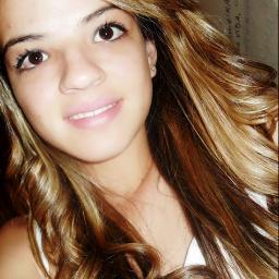 estudante que vive a vida como se não houvesse o amanhã, sempre com o fone no ouvido, uma menina louca que sabe o que faz ,as vezes *-*