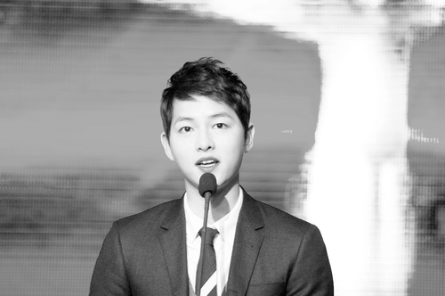 봇이나 공식 계정은 아닙니다. 개인이 운영하는 계정이에요;)/ This is not a bot or official account. This is a personal account for Joong-ki's Fan;)/ 121207