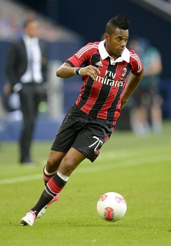 Twitter oficial de Robson de Souza, jogador do AC Milan. Saiba o que faz e pensa o Robinho, o pedalada!