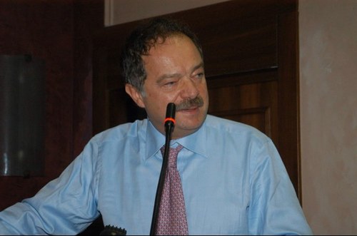 Giá deputato al parlamento, direttore dell'Avanti e de La Giustizia, ama la musica e lo sport. Socialista turatiano, compone canzoni e scrive libri.