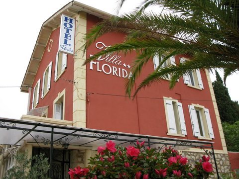 Petit hôtel de Charme dans une Villa centenaire située au coeur de Bandol, à 350m du port et de la plage. Ambiance conviviale et cuisine façon table d'hôte.