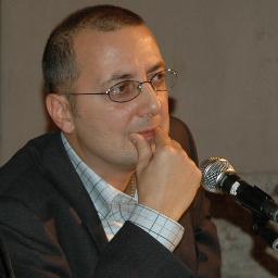 Legge e scrive. Talvolta pubblica libri.