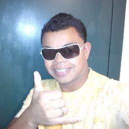 Estude a si mesmo, observando que o auto conhecimento traz humildade e sem humildade é impossível ser feliz