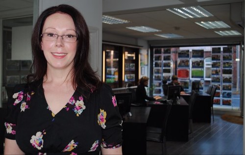 Stress relieving transparent and honest Estate Agent looking to give clarity to clients by making them my priority
