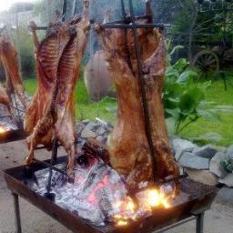 AsadosPucón ofrece en Pucón, Villarrica y Panguipulli un servicio de asados a domicilio tipo buffet acompañado de Vinos, Cerveza artesanal y bebidas. 62066247