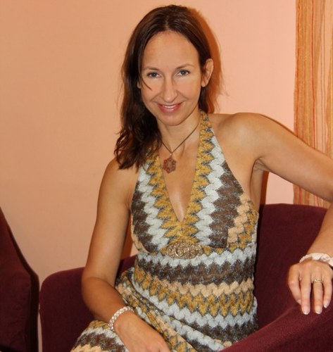 Loves LIFE, smILIng & her kids. YoGI. Married with the greatest man ever. Prepares most delicious (vegan) meals.