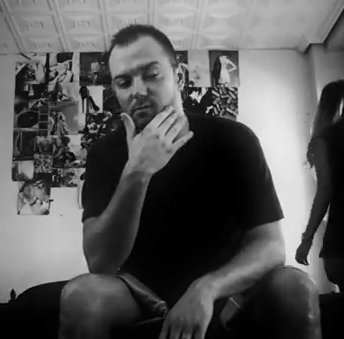 Cuenta dedicada al rapero y poeta @charlyefe1979. Vamos a la guerra, que luego todo amaina. No hago rap político porque me gusta más la droga.