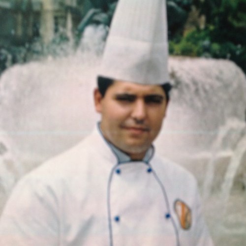 Pastelero desde el 1973. Actualmente maestro pastelero y profesor de pasteleria .