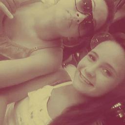 sou sincera,legal.verdadeira,é as vezes falooo de mais heheheh mais so gente boa isso oque importa qw....