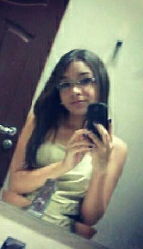 Sou ciumenta, boba, insegura, romântica,desastrada,mandona, orgulhosa, irônica, sonhadora, exagerada e dramática. Gostou? Follow-me. *o*