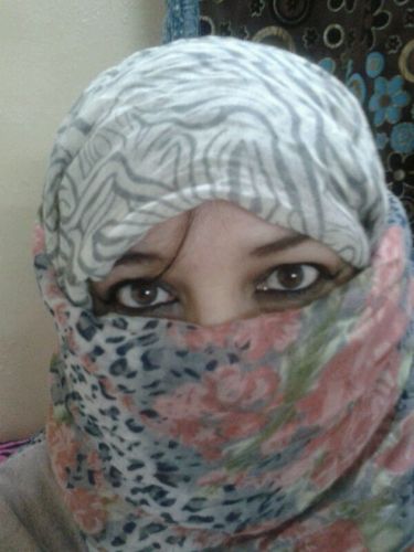 ﻻ‌ ﺗَـﺴْﻘِﻨِـﻲ ﻣَـﺎﺀَ ﺍﻟﺤَﻴَـﺎﺓِ ﺑِـﺬِﻟَّـﺔٍ ﺑَﻞْ ﻓَﺎﺳْﻘِﻨِـﻲ ﺑِﺎﻟﻌِـﺰِّ ﻛَـﺄْﺱَ ﺍﻟﺤَﻨْﻈَـﻞِ