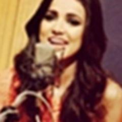 ''O sorriso dela mexe comigo. Me fazer lembrar de memórias de infância, onde tudo era tão claro.''  @manugavassi 