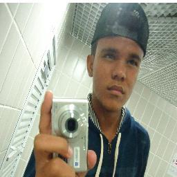 Magoas
Quando nasci, num mês de tantas flores, Todas murcharam, tristes , langorosas, Tristes Fanaram redolecentes rosas, 
Morreram todas, todas sem olores.