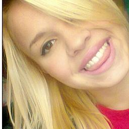 Se tiver que amar, ame. Se tiver que sorrir, sorria. Pois o importante é viver hoje. O ontem ja se foi e o amanha talvez não venha!