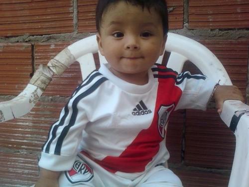soy incha del maS grande RÍVER , papà del gallina Thiago Juan y mi defecto amar a una bostera ...vivo el hoy,,, tratando ser y hacer feliz