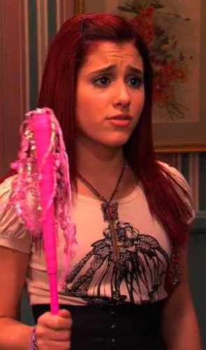 cat, i go to Hollywood art im a jr //brokenheart n single// my brother is @austinmoonlol hurt me n he will hurt u //im 17