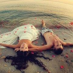 Je veux me réveiller chaque matin ton corps blotti contre le mien. Je veux mon coeur dans tes deux mains pour qu'il batte avec le tien.