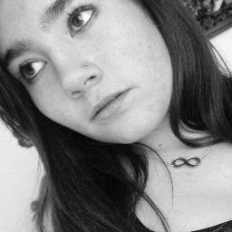 Não significa que sou falsa, quando sou legal com alguém que eu não gosto. Significa que sou madura o suficiente pra ser educada.'