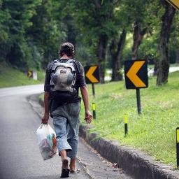 Sou como um andarilho neste mundo perdido em caminhos obscuros. Cambaleante dentro de um labirinto que se chama vida