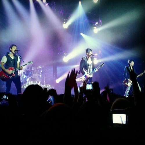 I want to get Marianas Trench on the Ellen Degeneres Show..... I need all the Trenchers to Help .... Please Fallow