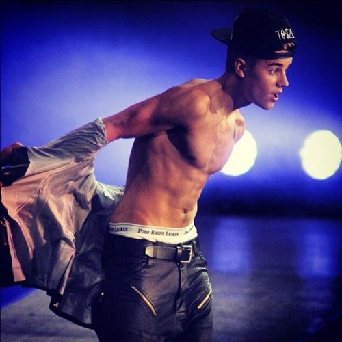 hi i love everything Justin Bieber! follow if you love Justin too!!