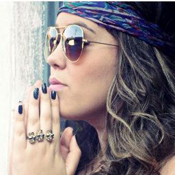 Chata , preguiçosa , burra , azeda , portanto não siga :)
http://t.co/vxv7I7Er