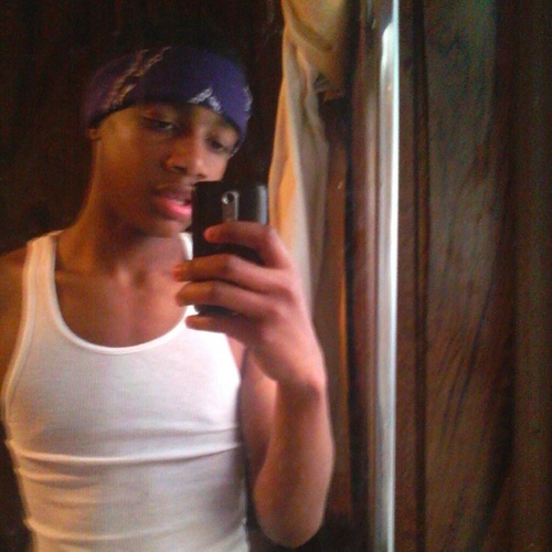 :) single and a money making,cloud 9 nigga. follow me @_Pink_Charm and @_CandySweets_.CUZ MI BITCHES RIDE HARD!!!!
