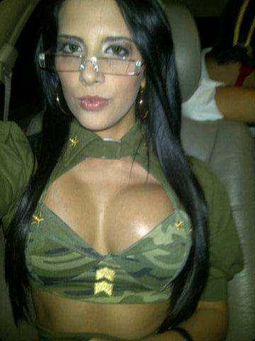 Loca, bipolar, histerica, alterada, hermosa, simpática, tierna, celosa, enojona, peleadora, cariñosa y posesiva = en fin... ¡LA MUJER PERFECTA! ☺