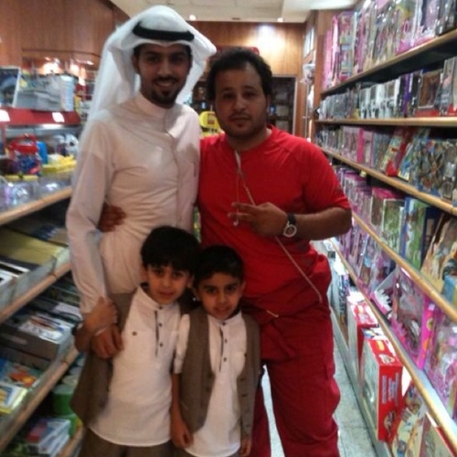 اللسان يخون و البسمه كذوب .. واصدق التعبير نظرات العيون