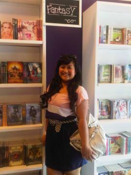 Owner of Bookshelf Indonesia @bookshelfbookie • Managing Editor at Koran Jakarta • Book worm • Loves cooking & baking •