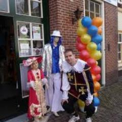 je kan ook kijken op de site van : 'vandoornfeestartikelen.nl' en mijn winkel is geopent van 15 jan t/m 1maart. wij zitten op keizerstraat 34