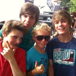 izavromant01's profile picture. ik speel bas gitaar vik teken en ik heb bruin haar