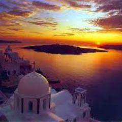 Ελάτε να δούμε ένα από τα ομορφότερα ηλιοβασιλέματα της Ελλάδας στο νησί της Σαντορίνης.