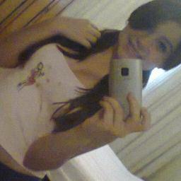 sim tenho ciumes,mais é apenas um sentimento bobo que sinto quando alguem toca em que é  M E U #Fallowme , (: