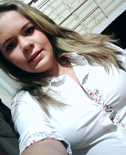 Sou uma menina muito legal, uma pessoa que você pode confiar e ando sempre informada gosto muito de ler revistas tipo:capricho, todateen e atrevida
