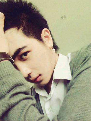 นายอภิรัช วัฒนาธิกุล กำลังศึกษา มหาวิทยาลัยอัสสัมชัญ    ผู้ชายคนนี้ ไม่ได้มีไว้รัก เเต่มีไหล่ให้เธอพักยามเสียใจ ^^
